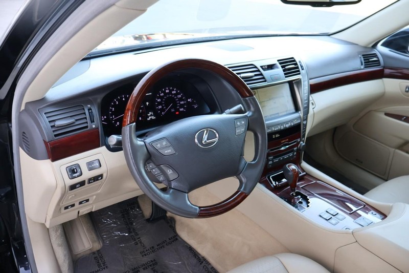 Lexus LS 460 Vehicle Full-screen Gallery Image 19