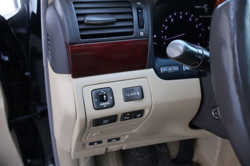 Lexus LS 460 Vehicle Full-screen Gallery Image 20