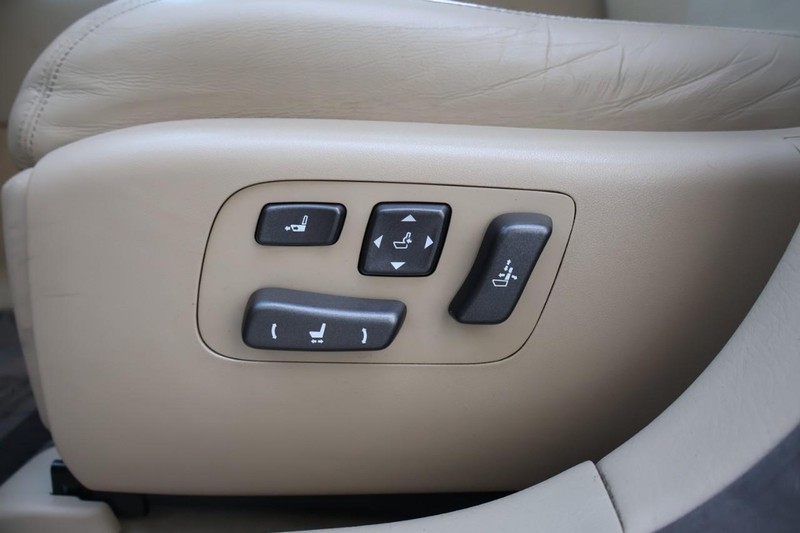 Lexus LS 460 Vehicle Full-screen Gallery Image 21