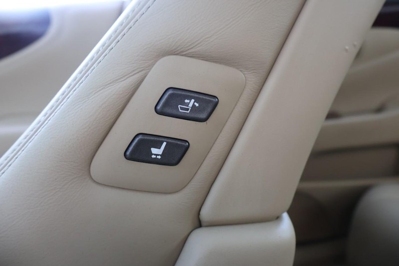 Lexus LS 460 Vehicle Full-screen Gallery Image 24