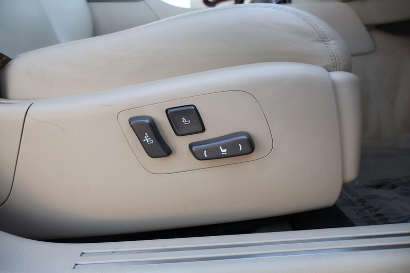 Lexus LS 460 Vehicle Full-screen Gallery Image 25