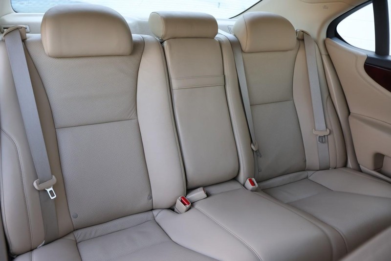 Lexus LS 460 Vehicle Full-screen Gallery Image 27