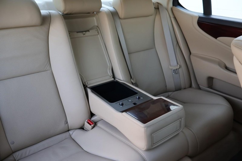 Lexus LS 460 Vehicle Full-screen Gallery Image 28