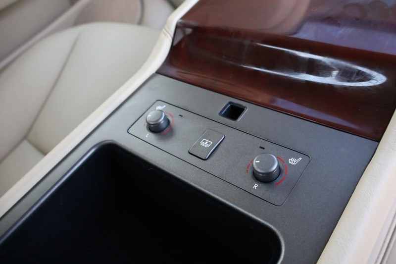 Lexus LS 460 Vehicle Full-screen Gallery Image 29