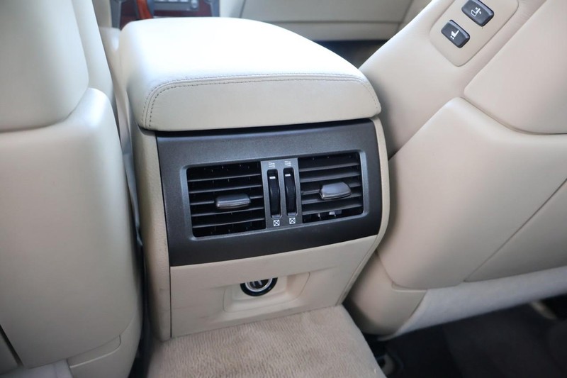 Lexus LS 460 Vehicle Full-screen Gallery Image 30