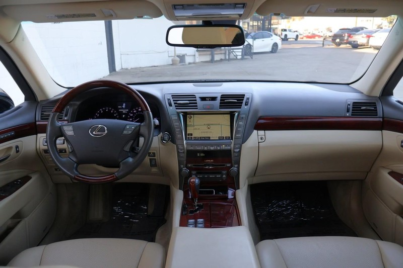 Lexus LS 460 Vehicle Full-screen Gallery Image 31
