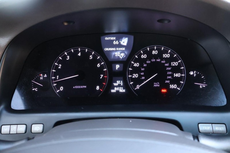 Lexus LS 460 Vehicle Full-screen Gallery Image 32