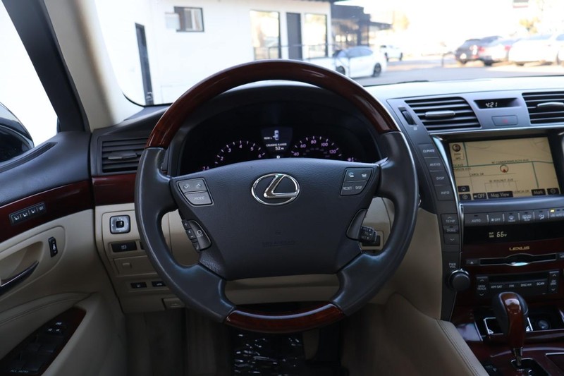 Lexus LS 460 Vehicle Full-screen Gallery Image 33