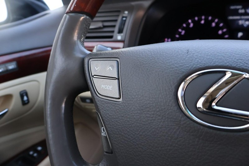 Lexus LS 460 Vehicle Full-screen Gallery Image 34