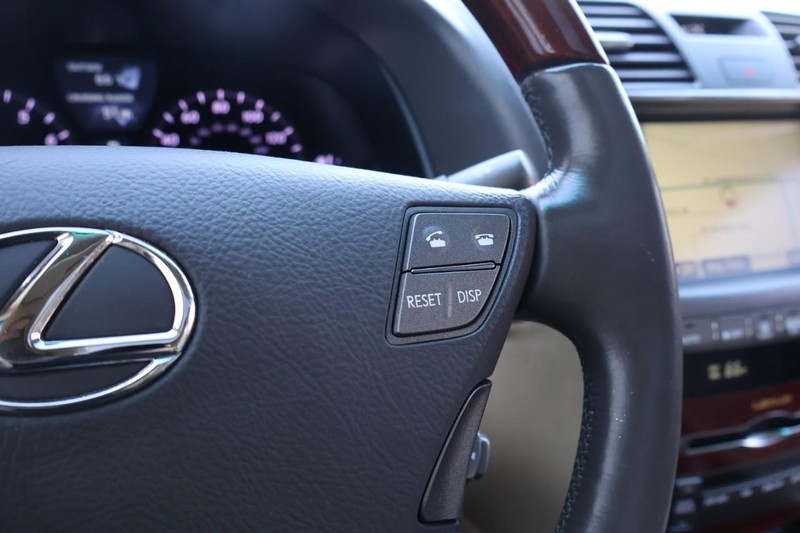 Lexus LS 460 Vehicle Full-screen Gallery Image 35