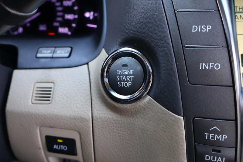 Lexus LS 460 Vehicle Full-screen Gallery Image 36