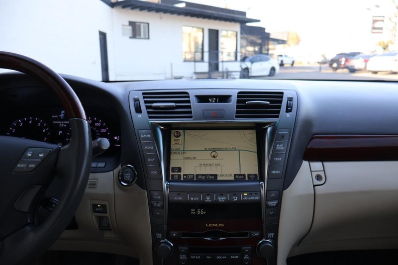 Lexus LS 460 Vehicle Full-screen Gallery Image 37