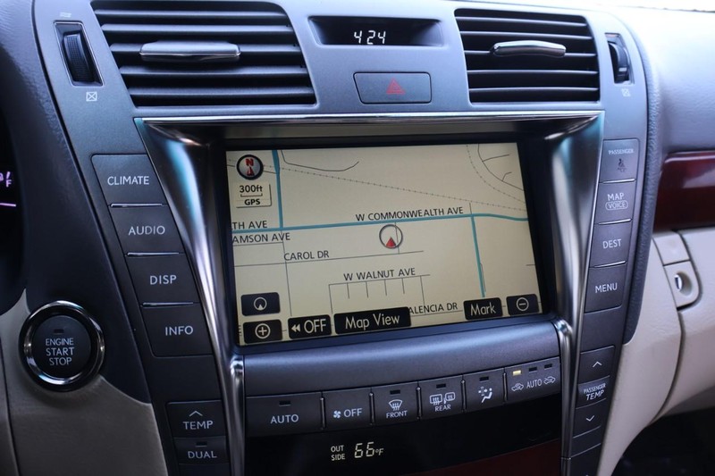 Lexus LS 460 Vehicle Full-screen Gallery Image 38