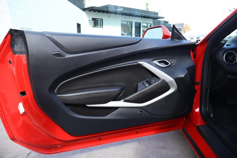 Chevrolet Camaro Vehicle Full-screen Gallery Image 15