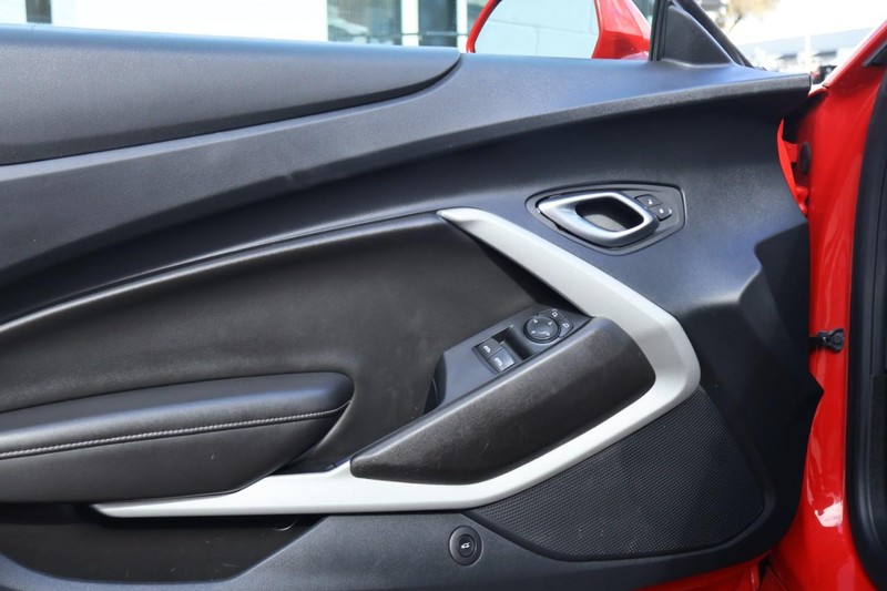 Chevrolet Camaro Vehicle Full-screen Gallery Image 16