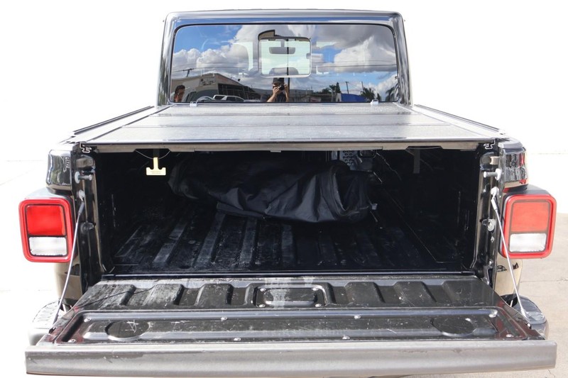 Jeep Gladiator Vehicle Full-screen Gallery Image 09