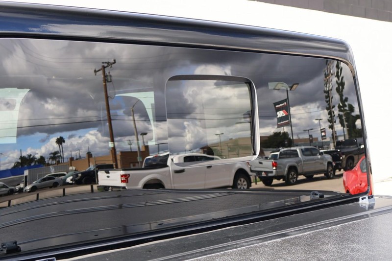 Jeep Gladiator Vehicle Full-screen Gallery Image 10