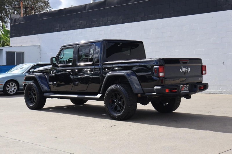 Jeep Gladiator Vehicle Full-screen Gallery Image 11