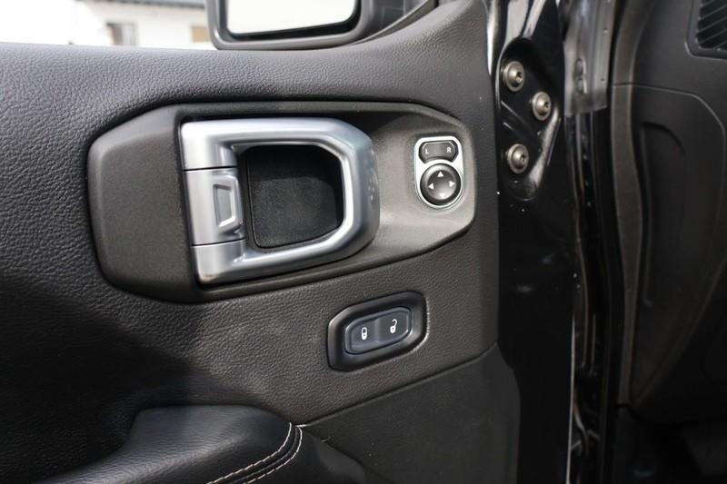 Jeep Gladiator Vehicle Full-screen Gallery Image 18