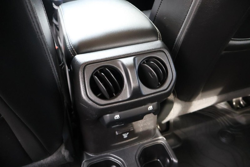 Jeep Gladiator Vehicle Full-screen Gallery Image 26