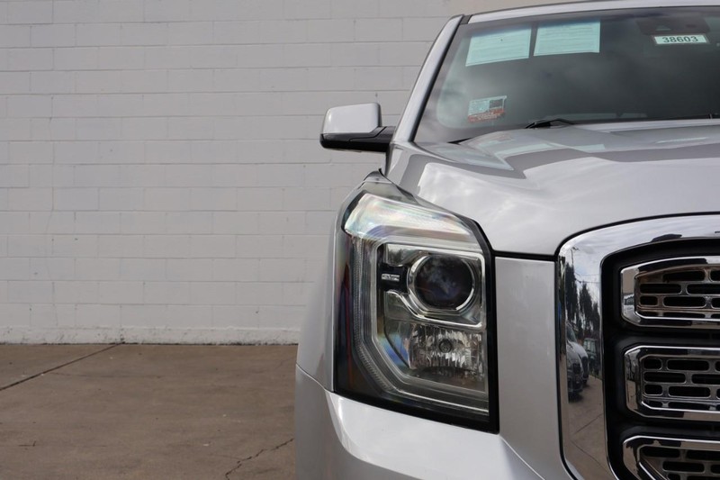 GMC Yukon Vehicle Full-screen Gallery Image 03