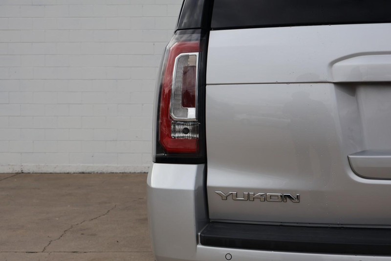 GMC Yukon Vehicle Full-screen Gallery Image 07