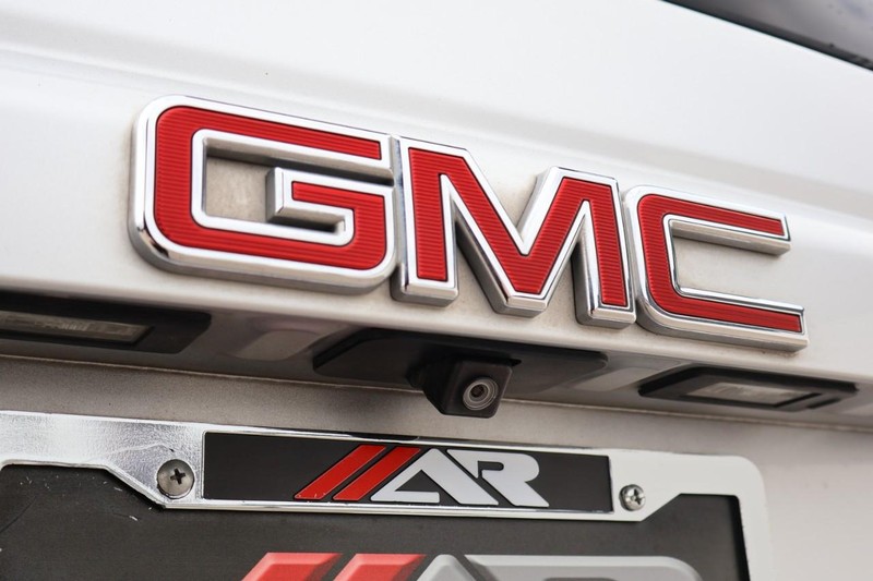 GMC Yukon Vehicle Full-screen Gallery Image 08