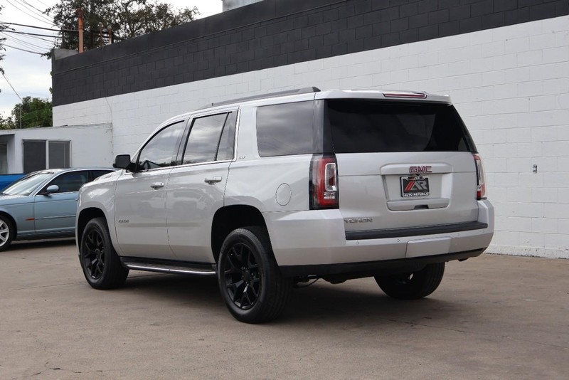 GMC Yukon Vehicle Full-screen Gallery Image 11