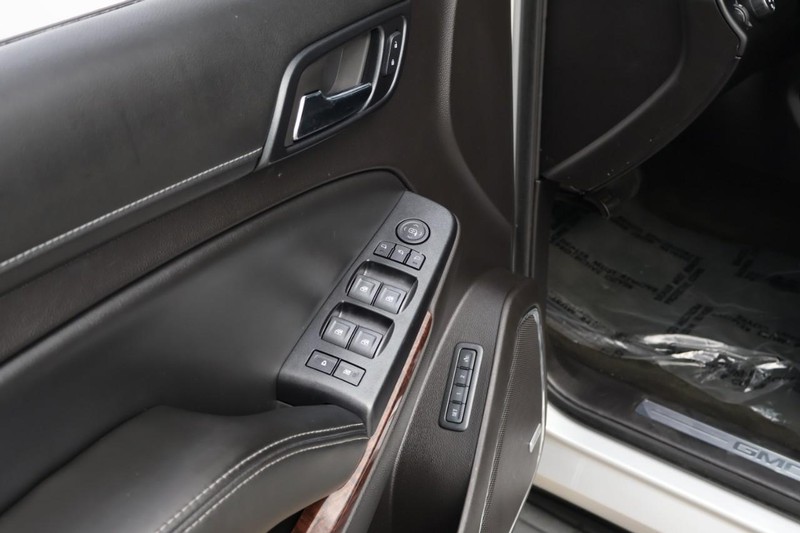 GMC Yukon Vehicle Full-screen Gallery Image 16