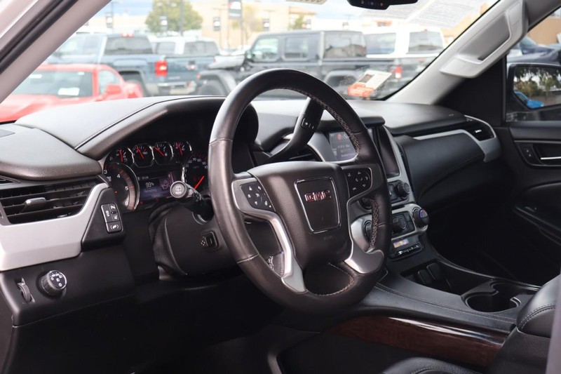 GMC Yukon Vehicle Full-screen Gallery Image 17