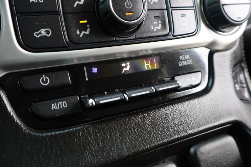 GMC Yukon Vehicle Full-screen Gallery Image 39