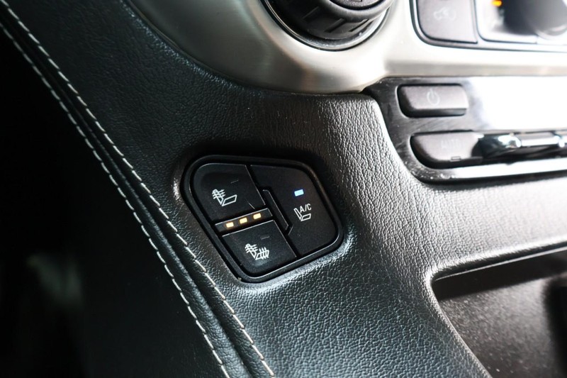 GMC Yukon Vehicle Full-screen Gallery Image 40