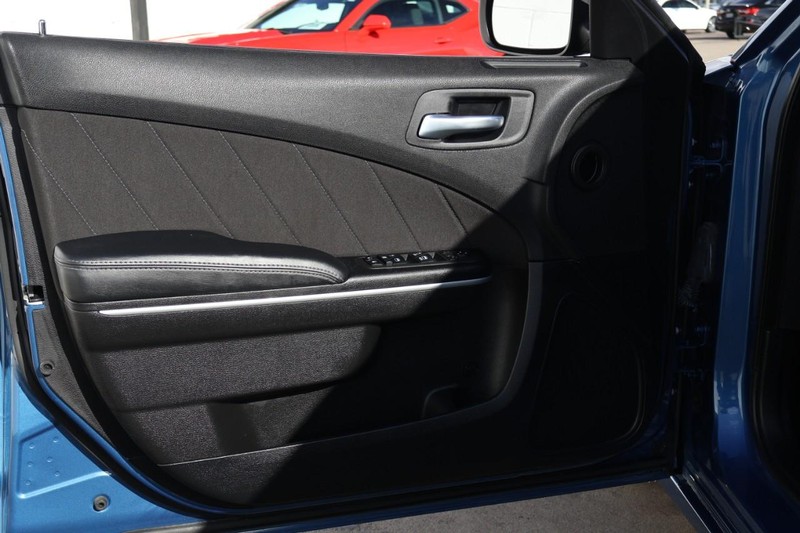 Dodge Charger Vehicle Full-screen Gallery Image 15