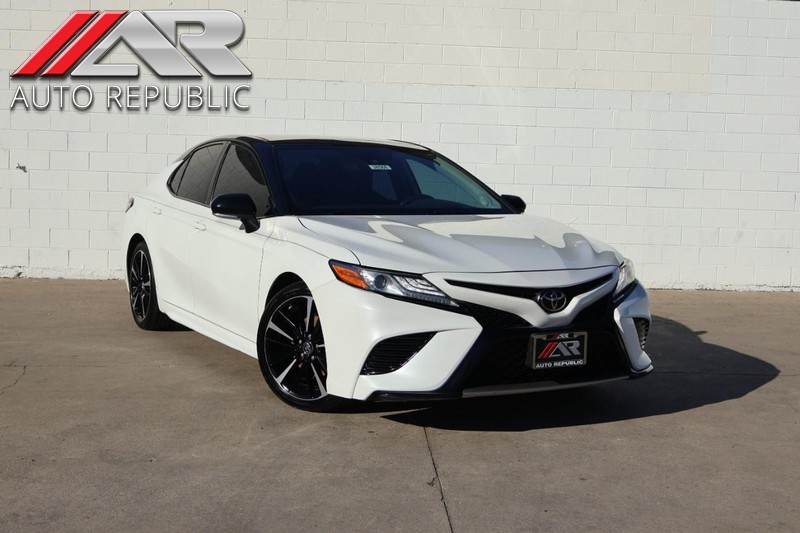 Toyota Camry Vehicle Full-screen Gallery Image 01