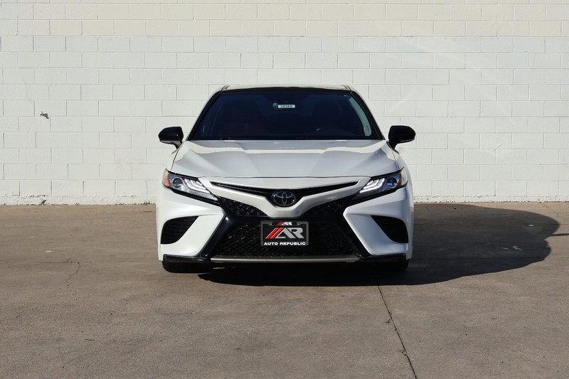 Toyota Camry Vehicle Full-screen Gallery Image 02