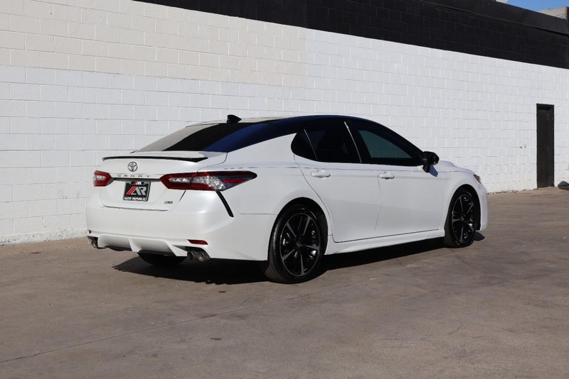 Toyota Camry Vehicle Full-screen Gallery Image 05