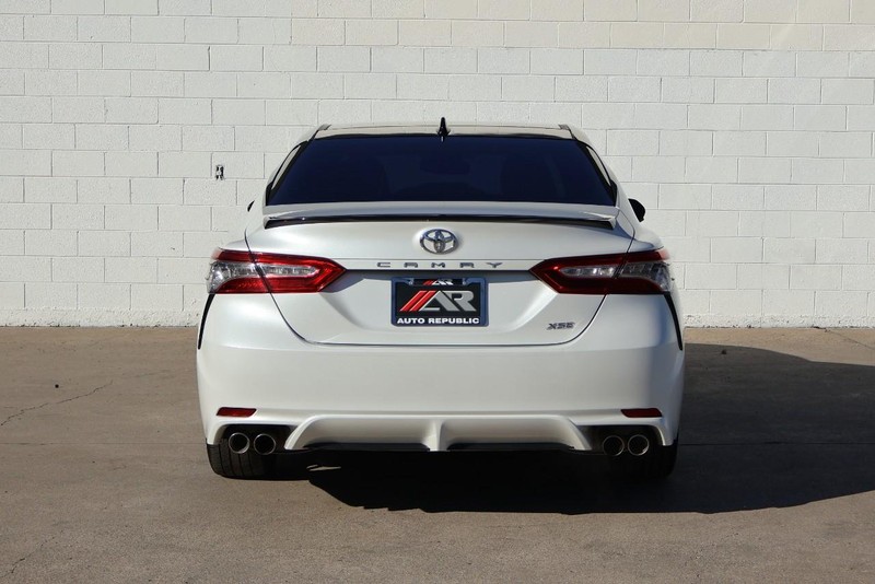 Toyota Camry Vehicle Full-screen Gallery Image 06