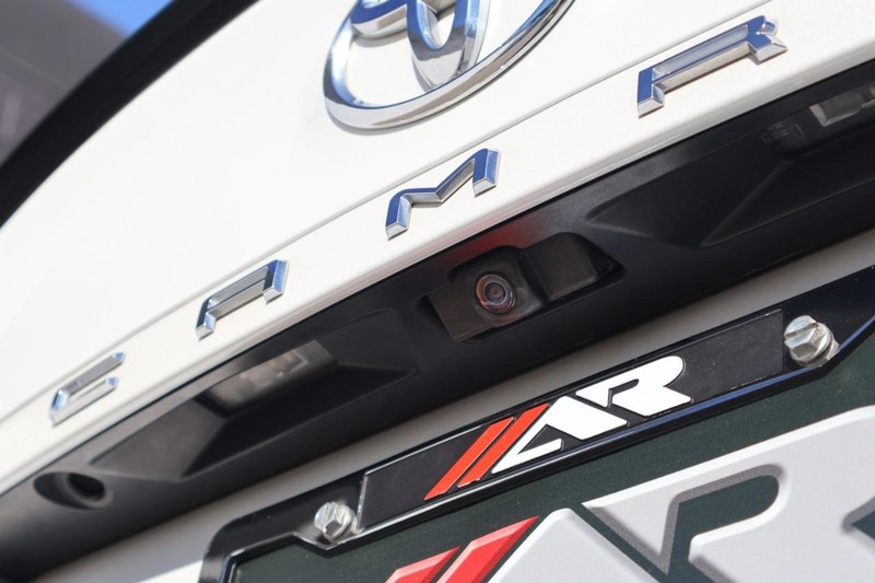 Toyota Camry Vehicle Full-screen Gallery Image 08