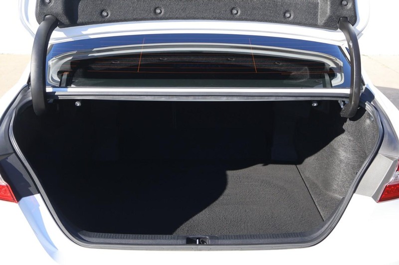 Toyota Camry Vehicle Full-screen Gallery Image 09