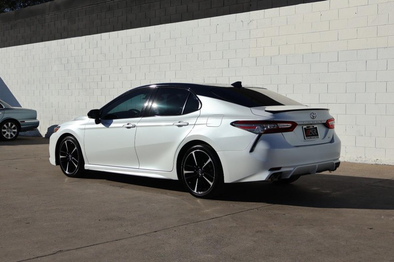 Toyota Camry Vehicle Full-screen Gallery Image 10