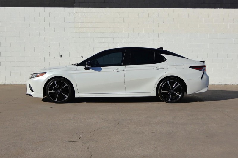 Toyota Camry Vehicle Full-screen Gallery Image 11