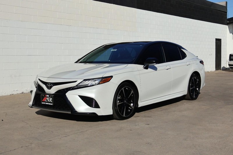 Toyota Camry Vehicle Full-screen Gallery Image 12