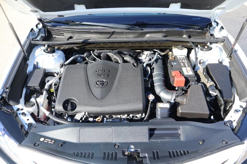 Toyota Camry Vehicle Full-screen Gallery Image 13