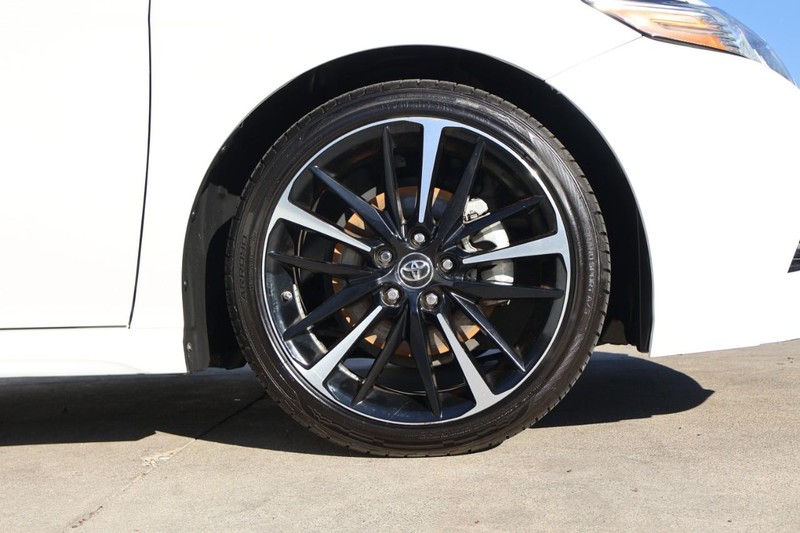 Toyota Camry Vehicle Full-screen Gallery Image 14