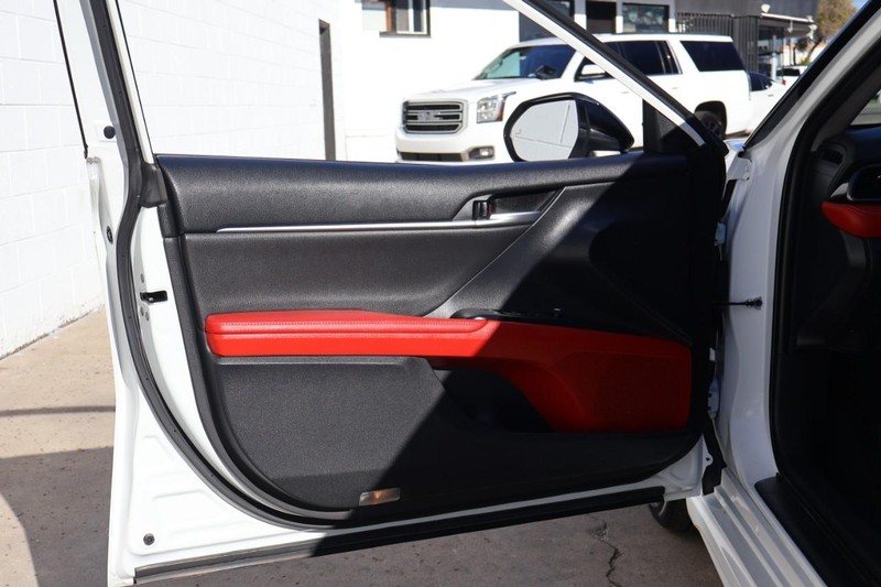 Toyota Camry Vehicle Full-screen Gallery Image 15