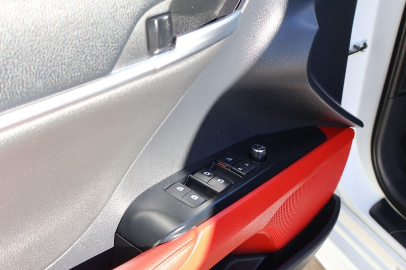 Toyota Camry Vehicle Full-screen Gallery Image 16