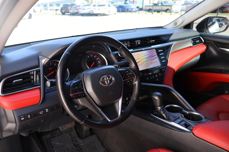 Toyota Camry Vehicle Full-screen Gallery Image 17