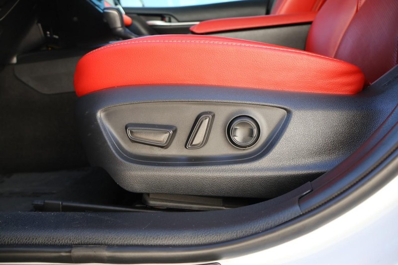 Toyota Camry Vehicle Full-screen Gallery Image 19