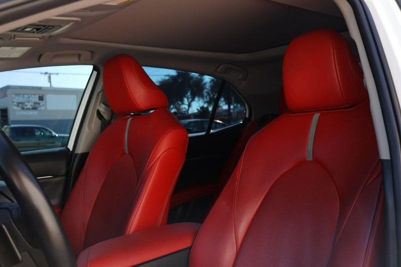 Toyota Camry Vehicle Full-screen Gallery Image 20