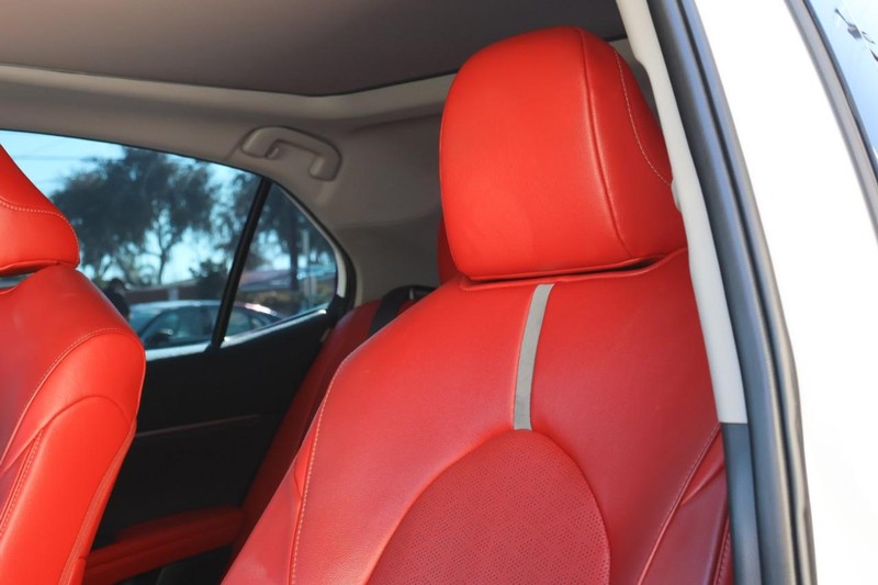 Toyota Camry Vehicle Full-screen Gallery Image 21